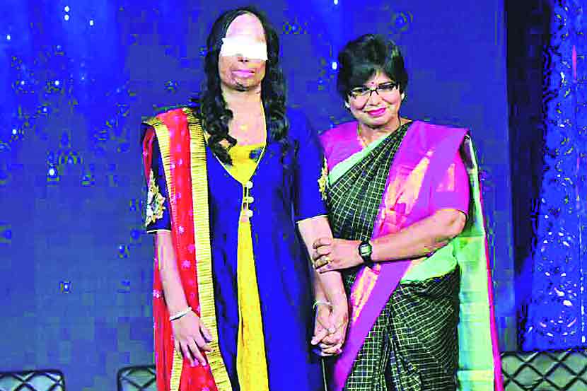 अ‍ॅसिड हल्ल्यातील तरुणीबरोबर ‘सक्षमा’ कार्यक्रमात रॅम्प वॉक करताना विजया रहाटकर