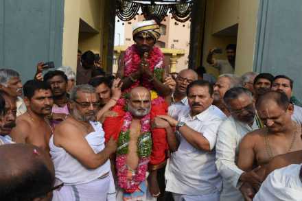संदेश समानतेचा – ब्राह्मण पुजाऱ्यानं खांद्यावरुन वाहिलं दलित भक्ताला