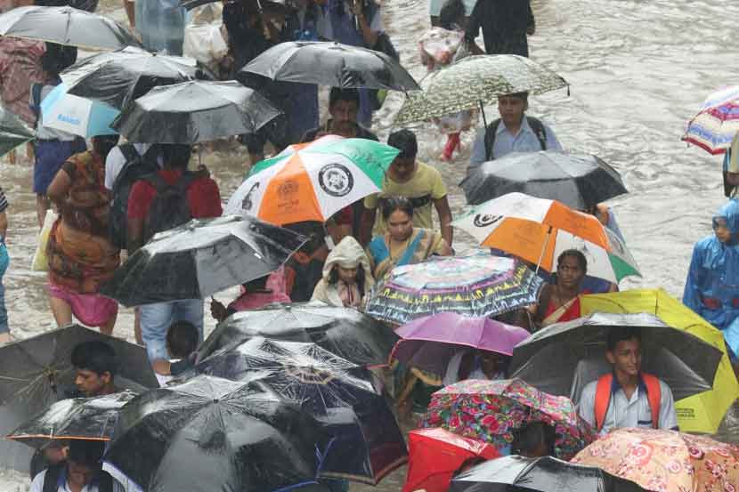 प्रत्येक संकटानंतर  मुंबई स्पिरिटचे हे लोढणे उरी बाळगण्याचा आता मुंबईकरांना वीट येऊ लागला आहे. 
