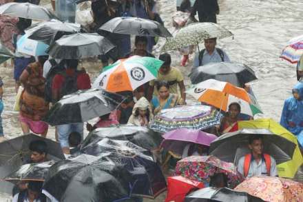 प्रत्येक संकटानंतर  मुंबई स्पिरिटचे हे लोढणे उरी बाळगण्याचा आता मुंबईकरांना वीट येऊ लागला आहे. 