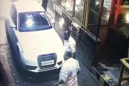 आमदाराची सटकली! टोल नाक्यावरचा बॅरिकेड तोडला