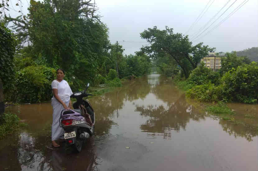  सावित्री आणि गांधारी नदीच्या पातळीत वाढ झाल्याने महाडला पुराचा धोका निर्माण झाला आहे.