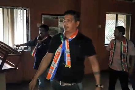 महामार्गावरील खड्ड्यांवरुन मनसे आक्रमक झाली असून सोमवारी सकाळी ११ वाजता मनसेने खळखट्याक आंदोलन केले.