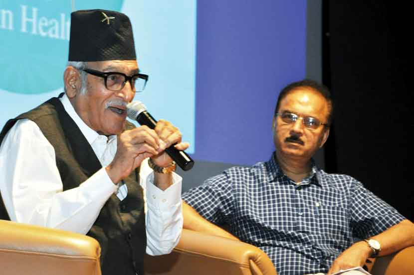 अभिनेते मोहन आगाशे पत्रकारांशी बोलताना
