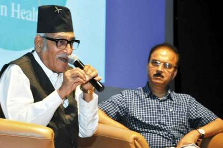 अभिनेते मोहन आगाशे पत्रकारांशी बोलताना