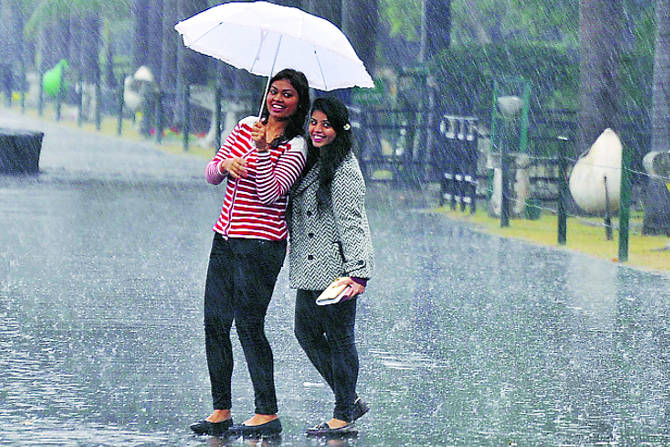 प्रत्येक ऋतूनुसार आपली फॅशन बदलत असते किंवा ती बदलावीच लागते.