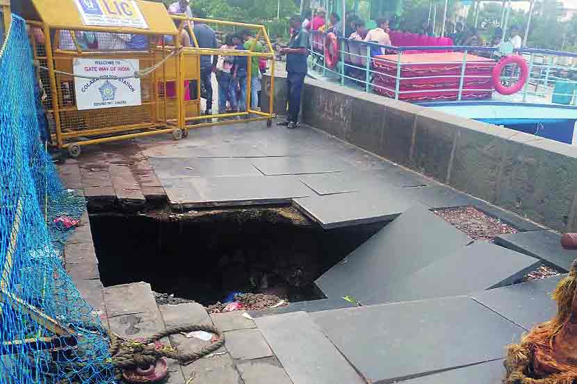 गेट वे ऑफ इंडियावरील धक्का खचला गेट वे ऑफ इंडियावरील धक्का खचला