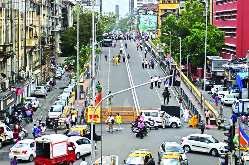 ग्रँट रोड स्थानकानजीकच्या पुलावरील रस्त्याला मोठी भेग पडल्याने बुधवारी या पुलावरील वाहतूक अन्य मार्गाने वळवण्यात आली होती.