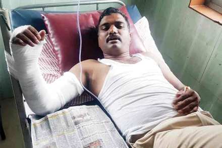 आंदोलकांच्या दगडफेकीत ठाणेदार जखमी झाले.