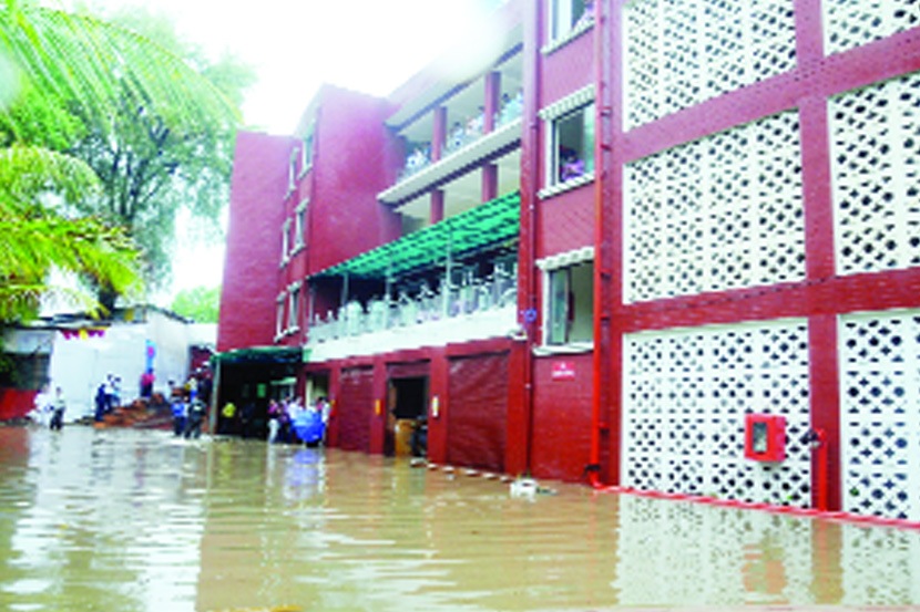 अधिवेशनाच्या पहिल्याच दिवशी नागपुरास पावसाने झोडपले