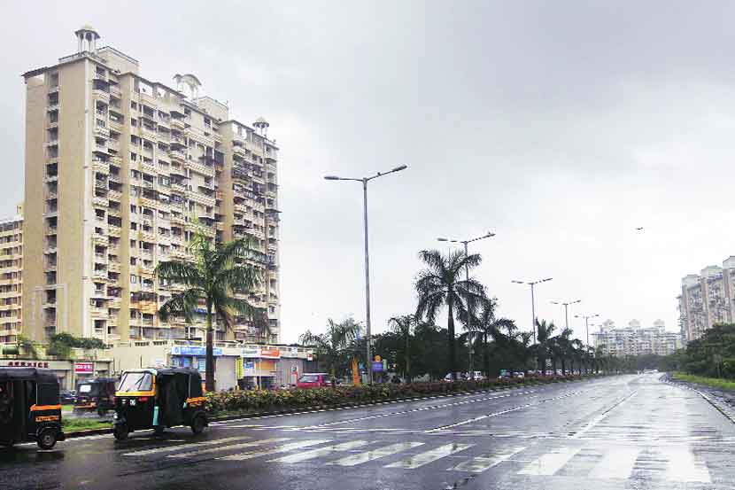 मायक्रोसरफेसिंग करण्यात आलेला पामबीच मार्ग मात्र भर पावसातही सुस्थितीत आहे.