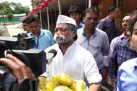 निषेध म्हणून त्यांनी विधिमंडळाच्या आवारात सत्ताधारी पक्षाच्या आमदारांना आंब्यांचे वाटपही केले. (छाया सौजन्य: मोनिका चतुर्वेदी)