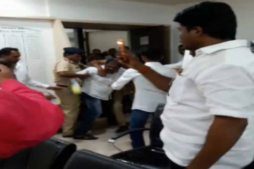 मराठा आरक्षण: उस्मानाबादमध्ये जिल्हाधिकाऱ्यांच्या कक्षात आत्मदहनाचा प्रयत्न