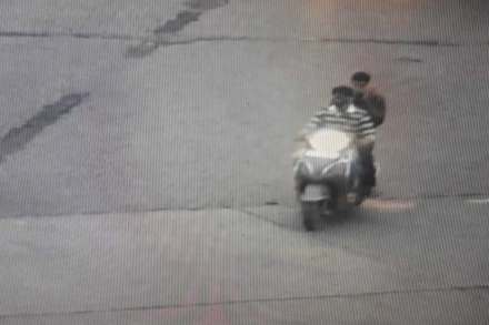 हल्लेखोर सीसीटीव्ही कॅमेऱ्यात कैद झाले असून पोलिसांनी या आधारे तपासाला सुरुवात केली आहे. हल्लेखोर सीसीटीव्ही कॅमेऱ्यात कैद झाले असून पोलिसांनी या आधारे तपासाला सुरुवात केली आहे.