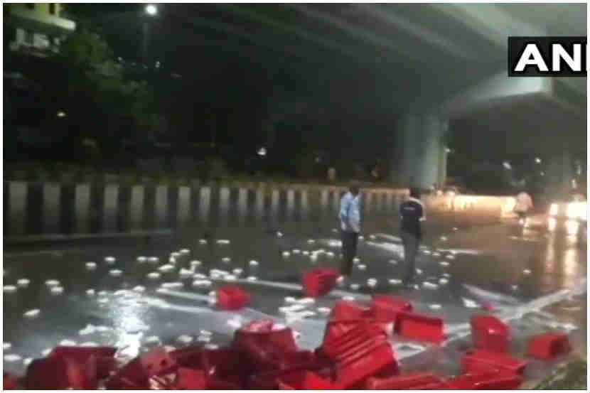 पुणे: स्वाभिमानी शेतकरी संघटनेच्या कार्यकर्त्यांनी दुधाच्या पिशव्या रस्त्यावर फेकून दिल्या. (छायाचित्र: एएनआय)