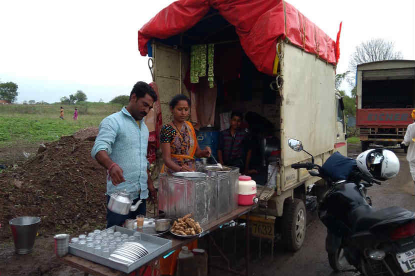 बारामतीचे सम्राट जाधव, त्यांची पत्नी ज्योती जाधव,मुलगा शिवराज जाधव हे कुटुंब सहभागी झाले आहे. 