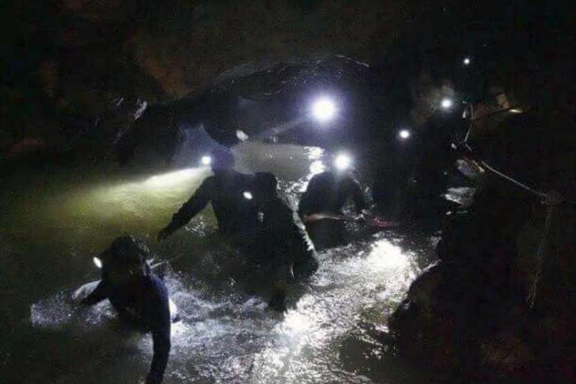 चारहून अधिक देश आणि या देशांतील १ हजारांहून अधिक कमांडो, तज्ज्ञ या बचाव मोहीमेत सहभागी झाले आहेत. 