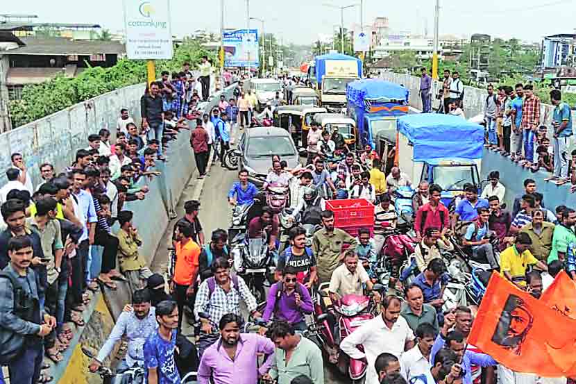 मराठा आंदोलकांनी नालासोपाऱ्यात पूर्व-पश्चिम जोडणाऱ्या उड्डाणपुलावरील वाहतूक रोखून धरली. त्यामुळे या रस्त्यावर वाहनांच्या लांबच लांब रांगा लागल्या. अनेक ठिकाणी आंदोलकांनी वाहनांचे टायर जाळून वाहतूक अडवण्याचा प्रयत्न केला.