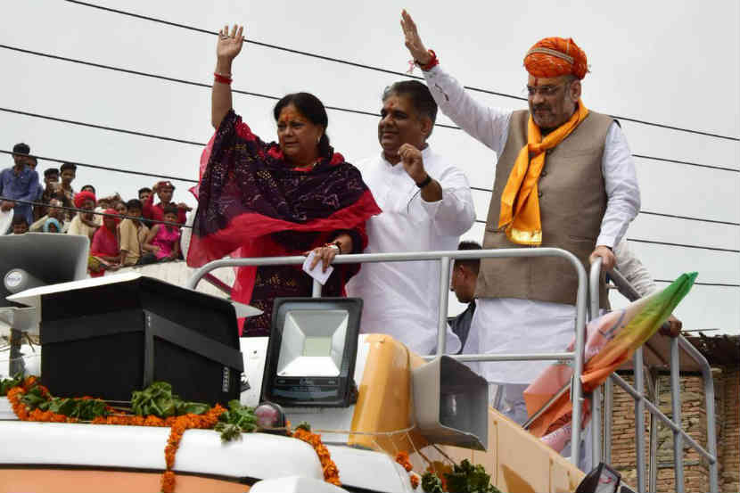 ध्वजारोहणाच्या वेळी अमित शाह यांच्या हातून निसटला झेंडा
