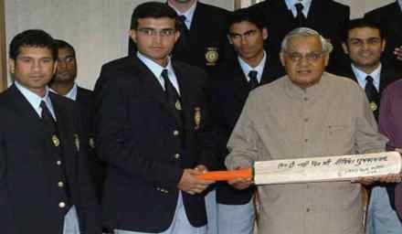 भारतीय संघ अटलजींसोबत (संग्रहीत छायाचित्र) भारतीय संघ अटलजींसोबत (संग्रहीत छायाचित्र)