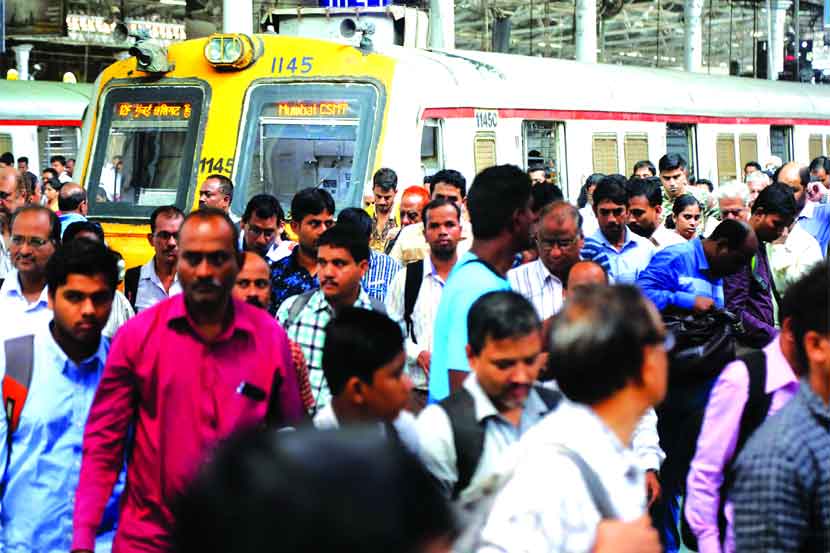 BLOG : मुंबई लोकल आणि डोक्यात जाणाऱ्या घोषणा