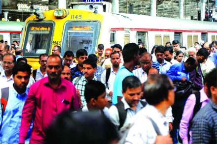 BLOG : मुंबई लोकल आणि डोक्यात जाणाऱ्या घोषणा