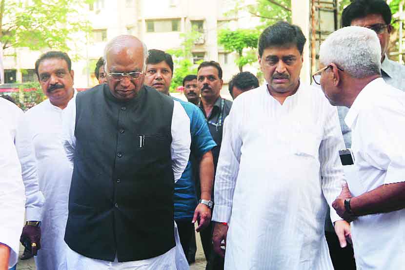 काँग्रेसच्या वतीने ३१ ऑगस्टपासून जनसंघर्ष यात्रा काढण्यात येणार असल्याची घोषणा मल्लिकार्जुन खरगे आणि प्रदेशाध्यक्ष अशोक चव्हाण यांनी बुधवारी मुंबईत केली. (छाया-गणेश शिर्सेकर)