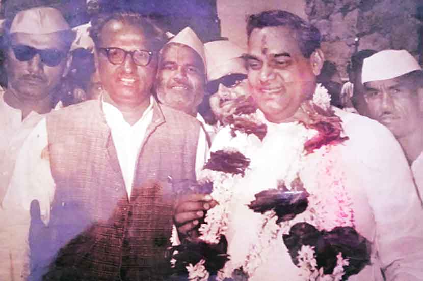 माजी पंतप्रधान अटलबिहारी वाजपेयी हे बेलापूर येथे आले असता त्यांचा सत्कार करताना राजाभाऊ  झरकर व त्यांना सायकलवर घेऊ न येणारे पांडुरंग शिंदे, दादा जोशी. माजी पंतप्रधान अटलबिहारी वाजपेयी हे बेलापूर येथे आले असता त्यांचा सत्कार करताना राजाभाऊ  झरकर व त्यांना सायकलवर घेऊ न येणारे पांडुरंग शिंदे, दादा जोशी.