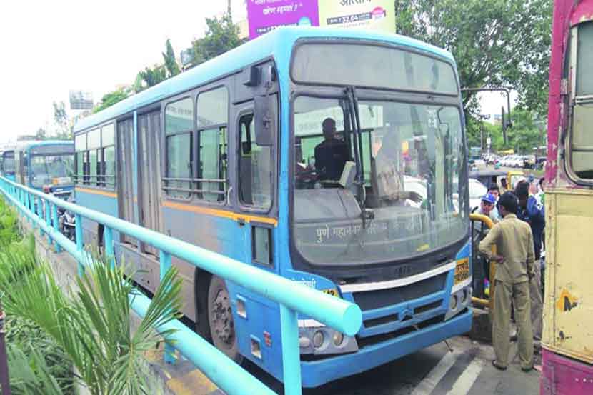 पिंपरीत बीआरटी मार्गात नादुरुस्त पीएमपी बस बंद पडल्याने अनेक वाहने अडकून पडली.