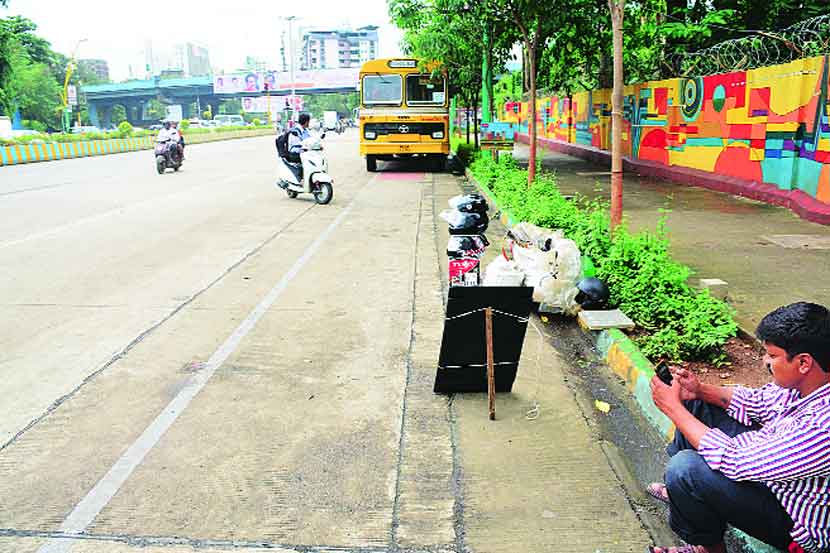स्वतंत्र सायकल मार्गिकेत फेरीवाल्यांनी घुसखोरी केली आहे.