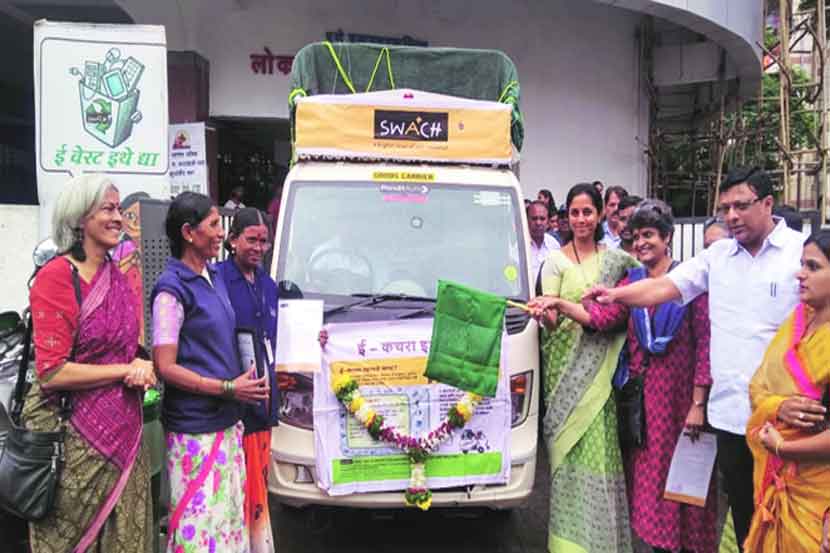 महापालिकेच्या ई-वेस्ट केंद्राला खासदार सुप्रिया सुळे यांनी भेट देऊन कामाची पाहणी केली. नगरसेवक विशाल तांबे, तसेच सुमन मोरे आदी या वेळी उपस्थित होते.