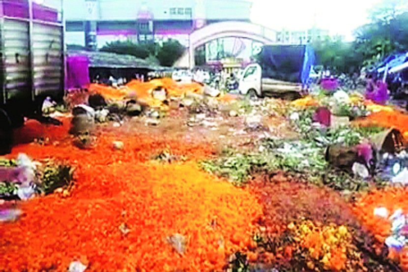 मागणीअभावी फुले पडून राहत असल्याने व्यापारी ती कचऱ्यात फेकत आहेत.