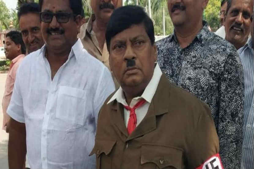 संसदेत अवतरला ‘हिटलर’, खासदार झाले चकीत!