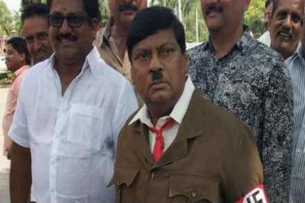 संसदेत अवतरला ‘हिटलर’, खासदार झाले चकीत!