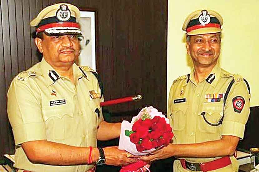 मावळते पोलीस आयुक्त डॉ. के. व्यंकटेशम यांच्याकडून पदभार स्वीकारताना डॉ. भूषणकुमार उपाध्याय.