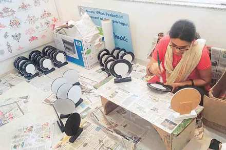 समाज माध्यमाद्वारे दिव्यांग व्यक्तींना रोजगार उपलब्ध क रून देणाचे काम क्रिएटिव्ह पीपल या गटाने केले आहे.