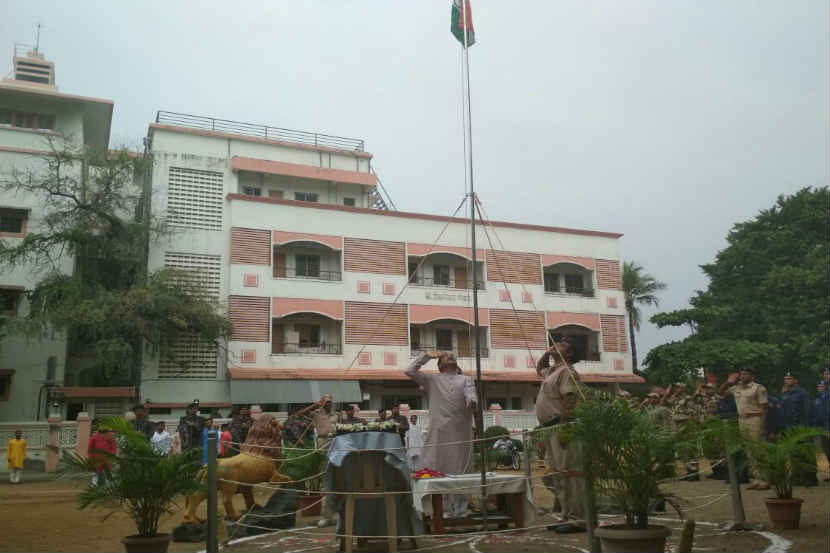 मुख्यालयात सकाळी आठ वाजता ध्वजारोहणाचा सोहळा पार पडला. मुख्यालयात सकाळी आठ वाजता ध्वजारोहणाचा सोहळा पार पडला.