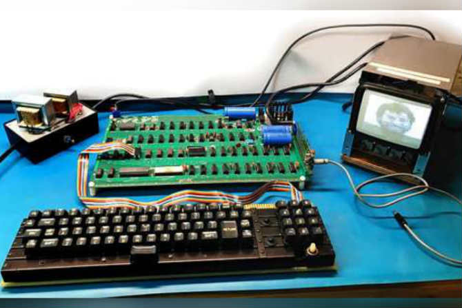 १९७० मध्ये तयार करण्यात आलेला अॅपलचा पहिला कॉम्प्युटर १९७० मध्ये तयार करण्यात आलेला अॅपलचा पहिला कॉम्प्युटर