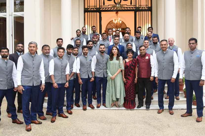 अनुष्का भारतीय संघाची सदस्य आहे का? रहाणेला शेवटच्या रांगेत उभं केल्यानं नेटीझन्स संतापले