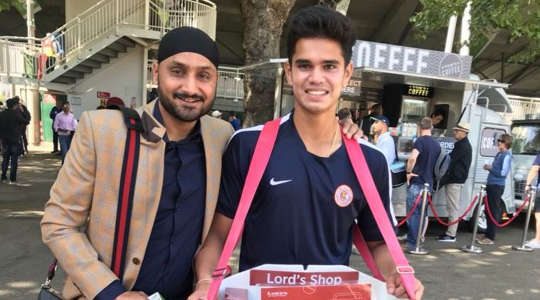 हरभजन सिंगनं अर्जुनचा लॉर्ड्स बाहेर रेडिओ विकतानाचा एक फोटो ट्विटरवर शेअर केला आहे.