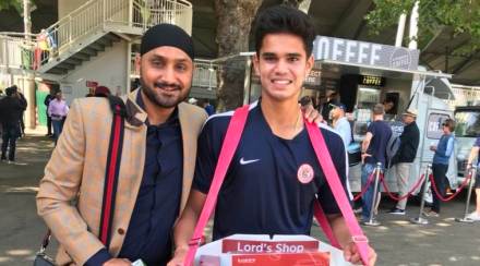 हरभजन सिंगनं अर्जुनचा लॉर्ड्स बाहेर रेडिओ विकतानाचा एक फोटो ट्विटरवर शेअर केला आहे. हरभजन सिंगनं अर्जुनचा लॉर्ड्स बाहेर रेडिओ विकतानाचा एक फोटो ट्विटरवर शेअर केला आहे.