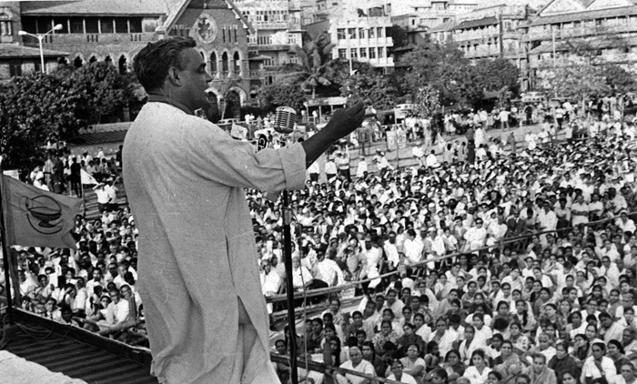 वाजपेयींचा पंतप्रधानपदाचा पहिला कार्यकाळ फक्त १३ दिवसांचा होता. १९९८ च्या सार्वत्रिक निवडणुकीनंतर वाजपेयी दुसऱ्यांदा पंतप्रधान झाले. भाजपाच्या नेतृत्वाखाली राष्ट्रीय लोकशाही आघाडीची स्थापना झाली. जे सरकार १३ महिने चालले.  वाजपेयींचा पंतप्रधानपदाचा पहिला कार्यकाळ फक्त १३ दिवसांचा होता. १९९८ च्या सार्वत्रिक निवडणुकीनंतर वाजपेयी दुसऱ्यांदा पंतप्रधान झाले. भाजपाच्या नेतृत्वाखाली राष्ट्रीय लोकशाही आघाडीची स्थापना झाली. जे सरकार १३ महिने चालले.