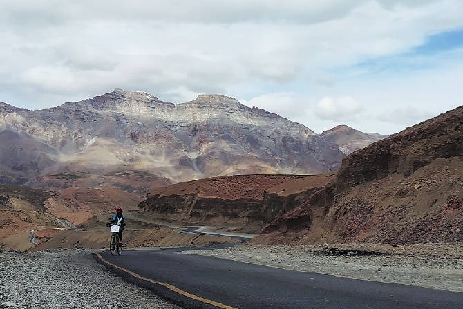आठव्या दिवसाच्या अखेरीस गटालूप्स आणि नकिला पासवरील सायकिलगचा आनंद घेत सणसणीत उतारावरून व्हिस्की नाल्याच्या ढाब्यांवर पोहोचता पोहोचता सायंकाळ झाली होती. आठव्या दिवसाच्या अखेरीस गटालूप्स आणि नकिला पासवरील सायकिलगचा आनंद घेत सणसणीत उतारावरून व्हिस्की नाल्याच्या ढाब्यांवर पोहोचता पोहोचता सायंकाळ झाली होती.