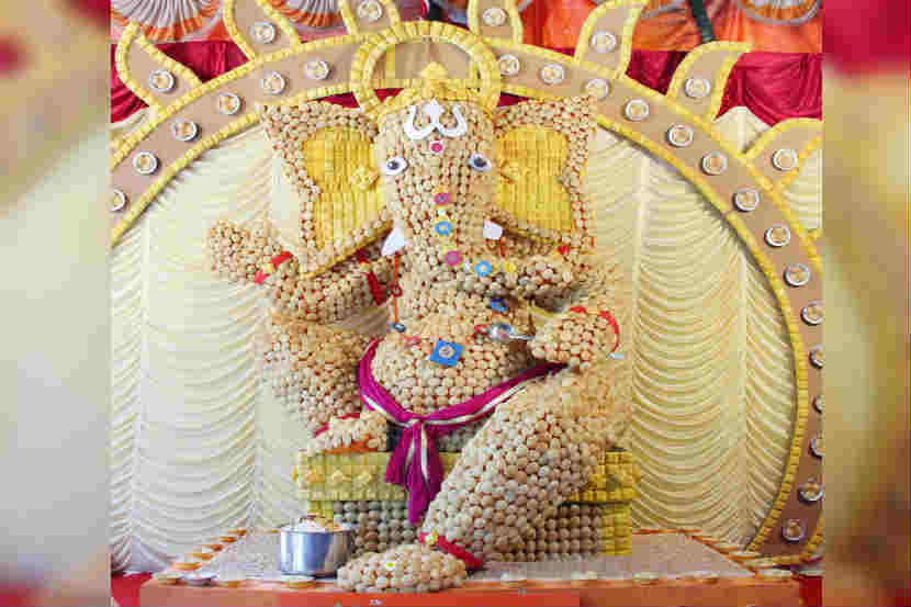 पुण्यात पाणीपुरीच्या पुरीतून साकारला १० फूटी बाप्पा
