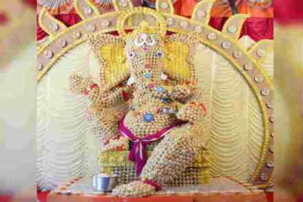पुण्यात पाणीपुरीच्या पुरीतून साकारला १० फूटी बाप्पा