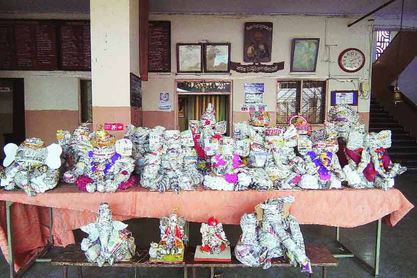 गणपतीला दूर्वा आणि लाल रंगाची फुलं आवडतात असं सांगितलं जातं. गणपतीला दूर्वा आणि लाल रंगाची फुलं आवडतात असं सांगितलं जातं.