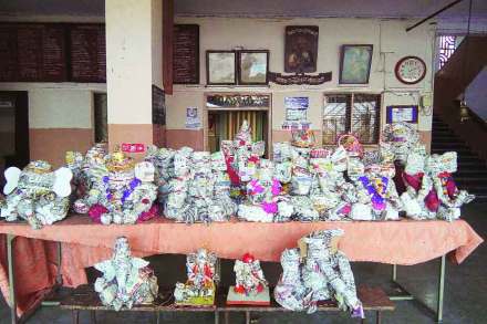 गणपतीला दूर्वा आणि लाल रंगाची फुलं आवडतात असं सांगितलं जातं. 