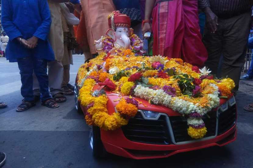 पुण्यात रिमोटवर चालणाऱ्या कारमधून निघाली गणपतीची विसर्जन मिरवणूक