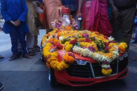 पुण्यात रिमोटवर चालणाऱ्या कारमधून निघाली गणपतीची विसर्जन मिरवणूक
