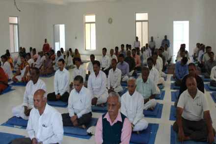 विपश्यना केंद्रावर शिबिरादरम्यान ध्यान करताना साधक.